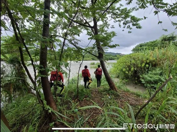 ▲▼警消集結準備搜救，無奈暴雨僅能岸邊搜尋             。（圖／記者陳以昇翻攝）