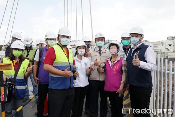 ▲台南市文賢橋改建已提前完成，12日市長黃偉哲前往視察，並期許工務局團隊再接再厲，早日完成第二階段文賢路拓寬工程。（圖／記者林悅翻攝，下同）