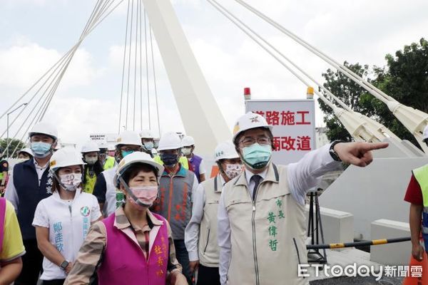 ▲台南市文賢橋改建已提前完成，12日市長黃偉哲前往視察，並期許工務局團隊再接再厲，早日完成第二階段文賢路拓寬工程。（圖／記者林悅翻攝，下同）