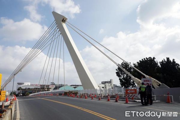 ▲台南市文賢橋改建已提前完成，12日市長黃偉哲前往視察，並期許工務局團隊再接再厲，早日完成第二階段文賢路拓寬工程。（圖／記者林悅翻攝，下同）