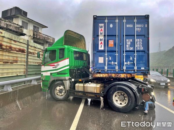 ▲貨櫃車台62線撞護欄「折甘蔗」 疑下坡沒入低速檔釀禍。（圖／記者郭世賢翻攝）