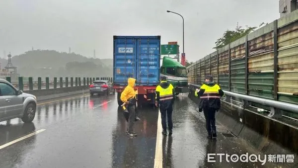 ▲貨櫃車台62線撞護欄「折甘蔗」 疑下坡沒入低速檔釀禍。（圖／記者郭世賢翻攝）