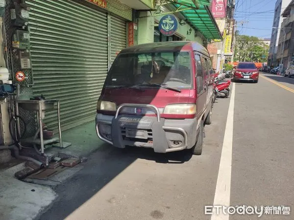 ▲超級路霸！租客沒繳房租竟丟貨車擋房東門口，停700天今遭拖吊。（圖／縣議員曹嘉豪提供）