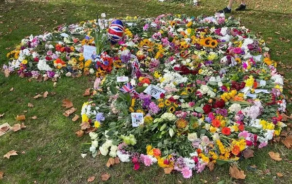民眾在白金漢宮獻給女王的花，都被送至綠園。（翻攝@amanpour推特）
