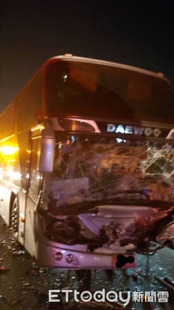 ▲國道1路北上301.3K處，12日晚上8時21分許發生大客車等3車追撞事故，現場有5人受傷送醫。（圖／民眾提供，下同）