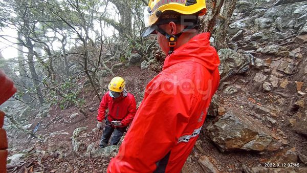 ▲▼獨／法官陳伯均登山失聯！40m河谷驚見2支登山杖　曾辦過鄭捷案。（圖／記者哈勇嘎奧翻攝）