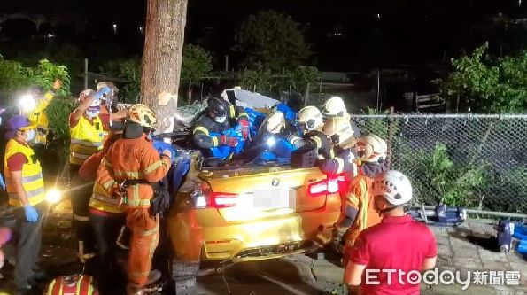 ▲▼土豪金BMW M3自撞「包樹」2人無呼吸　桃園老闆陪夫妻試車遇劫。（圖／民眾提供）