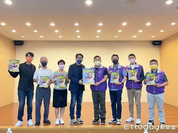 ▲▼保羅教育文教基金會及台北市國中家長會，聯合贈送首本針對國中生會考的英文雜誌「Just English就是會考英文」，給全台北市國中生。（圖／基金會提供）