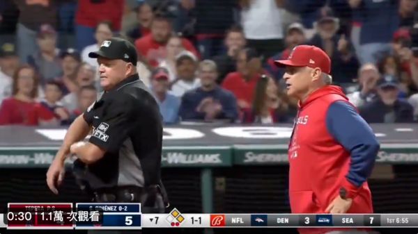 ▲守護者總教練弗蘭克納 （Terry Francona）、天使代理總教練奈文（Phil Nevin）被趕出場。（截自推特）