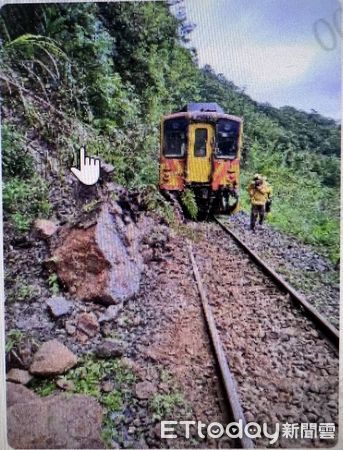 ▲▼平溪線出現巨大落石，列車剎車不及撞上，路線採預警性封鎖。（圖／記者李姿慧翻攝）