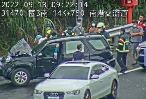 ▲▼國道3號南下14公里處南港交流道今（13）日上午9時許發生嚴重車禍。（圖／翻攝自1968）