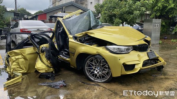 ▲BMW M3車禍奪2命，從車體變形情況來看，可想見事發當時車速之快、撞擊力道之大。（圖／記者游宗樺攝）