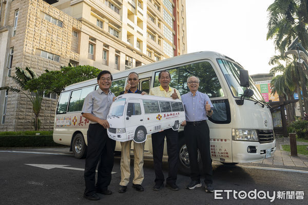 ▲美和科技大學校長劉忠志捐贈一輛中型巴士給校方做公務車             。（圖／記者陳崑福攝）