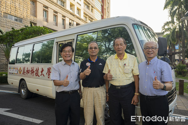 ▲美和科技大學校長劉忠志捐贈一輛中型巴士給校方做公務車             。（圖／記者陳崑福攝）