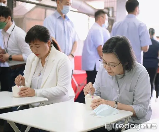▲總統蔡英文（右）赴集集鎮品嘗並自購200盒冰淇淋慰勉國軍、推廣國旅觀光。（圖／蔡培慧競選總部提供，下同）