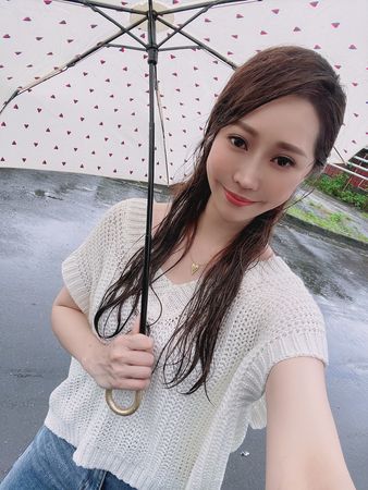 ▲▼黃露瑤出場戲就在風雨中拍攝十分狼狽             。（圖／台視提供）