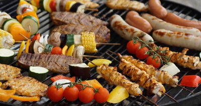 奇葩妹翻桌逼下跪「氣男友不幫剝蝦」　男主角認錯：會送iPhone14