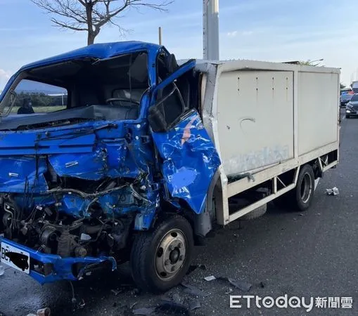 ▲▼台61線西濱橋下2貨車追撞，2車彈開20多公尺，3人頭破、腳骨折。（圖／民眾提供，下同）