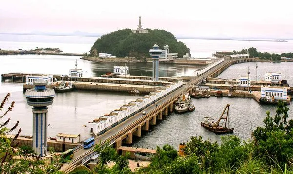 ▲▼位於北韓南浦大同江出海口上的西海水閘。（圖／翻攝自勞動新聞）