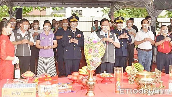 ▲桃園市大溪警分局南雅派出所新建工程今（13）日動工，市長鄭文燦、警察局長徐錫榮等人捻香祈求施工順利。（圖／記者沈繼昌翻攝）