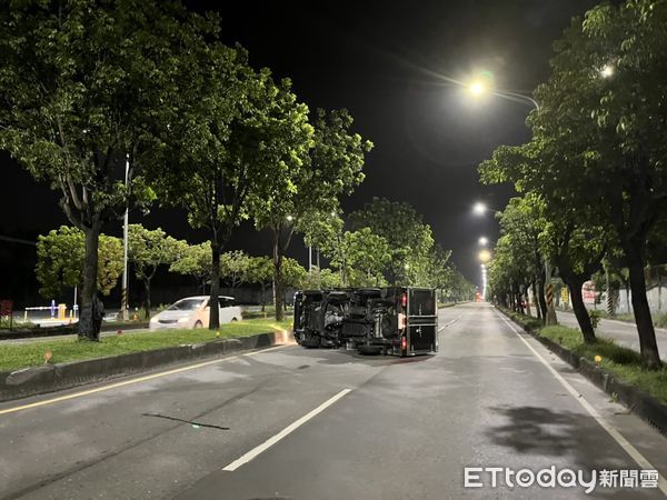 ▲▼高雄發生離奇車禍！小貨車疑自撞翻覆 駕駛卻不見蹤影。（圖／記者吳奕靖翻攝）