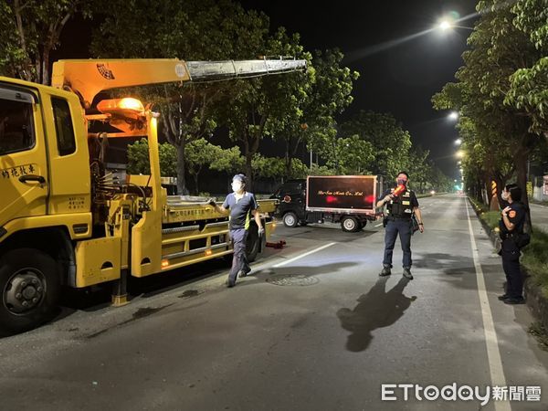 ▲▼高雄發生離奇車禍！小貨車疑自撞翻覆 駕駛卻不見蹤影。（圖／記者吳奕靖翻攝）