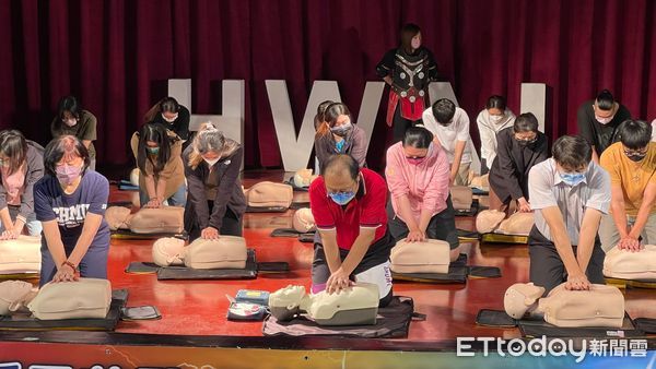 中華醫大新鮮人來學CPR　孫逸民偕學姐當網紅帶新生認識校園 | ETto