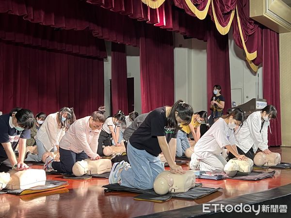 ▲中華醫大校長孫逸民（前中）、副校長兼主秘洪明權（右）及學務長王素真（左）等師長與新生一起體驗CPR急救操作。（圖／記者林悅翻攝，下同）