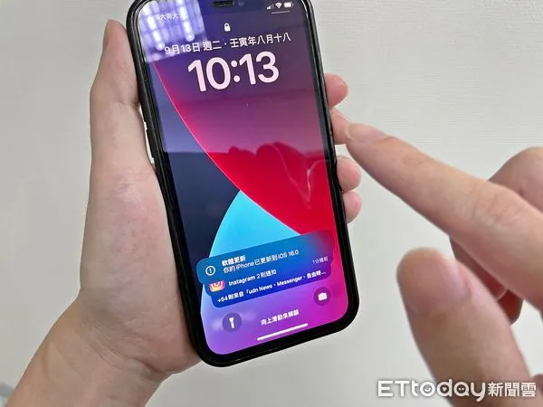 ▲▼iPhone更新iOS16。（圖／記者許力方攝）