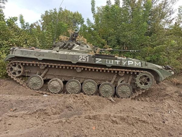 ▲▼俄軍倉皇逃跑，坦克、砲車等裝甲武器都丟在當地。（圖／取自Facebook／烏克蘭武裝部隊的地面部隊）