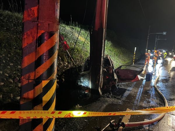 ▲新北市萬里區一輛轎車自撞起火，一人當場死亡被燒成焦屍。（圖／記者游宗樺翻攝）