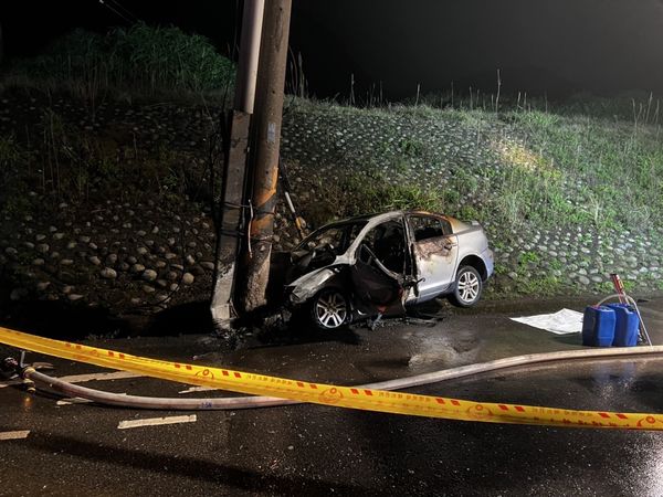 ▲新北市萬里區一輛轎車自撞起火，一人當場死亡被燒成焦屍。（圖／記者游宗樺翻攝）