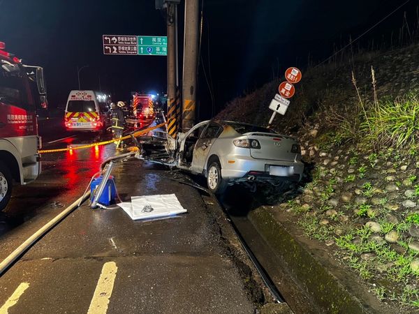 ▲新北市萬里區一輛轎車自撞起火，一人當場死亡被燒成焦屍。（圖／記者游宗樺翻攝）