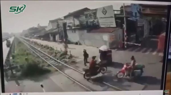 騎士穿越平交道遭火車撞死。（圖／翻攝自YouTube／Báo Sức khoẻ & Đời sống）