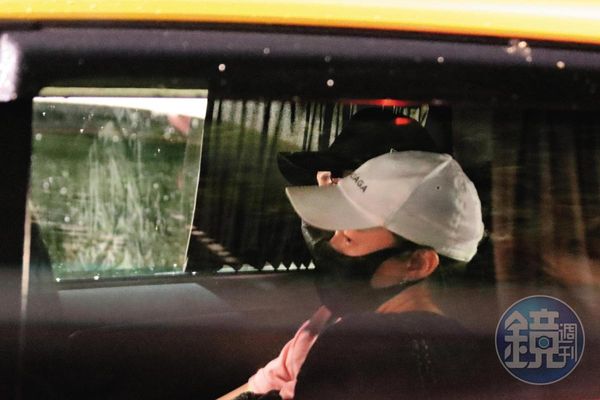 00：57 温昇豪與李杏坐在車上看來有些疲勞，頗有幹完大事後的累態。