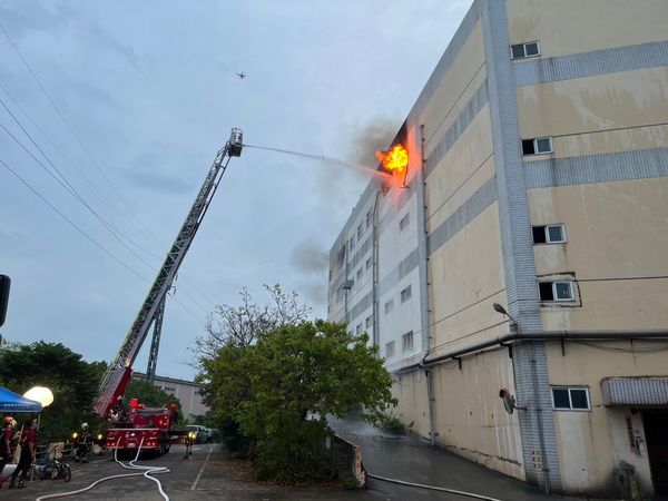 ▲▼楊梅工廠火警。（圖／記者沈繼昌翻攝）