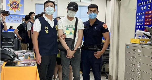 號稱龍鳳南霸天的主嫌「尊龍」年輕時曾當牛郎，長相神似華裔影星尊龍才得此花名，目前年近50但穿著打扮仍非常新潮。（圖／警方提供）