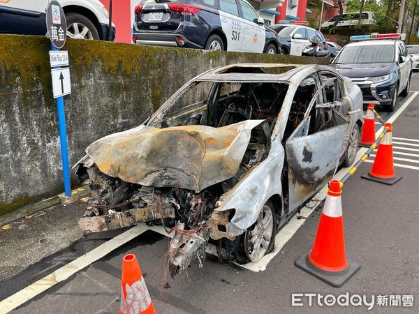 ▲新北萬里台二線轎車自撞電線桿起火。（圖／記者郭世賢攝）