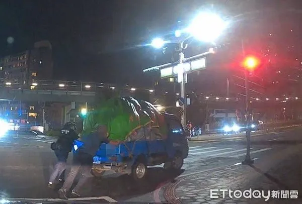 ▲謝姓男子雨夜刁車，警花莊雅婷冒雨協助推車。（圖／桃園警分局提供）