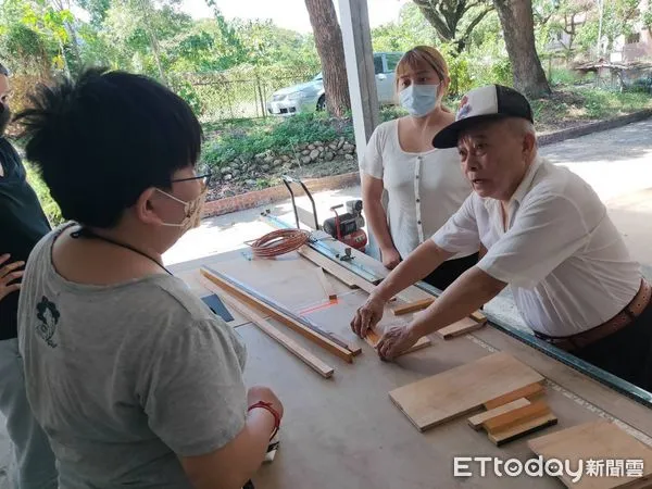 ▲▼木工師傅李旺生退而不休，一邊說一邊耐心指導青年打造木作三輪攤車。(圖／芥菜種會提供，下同）