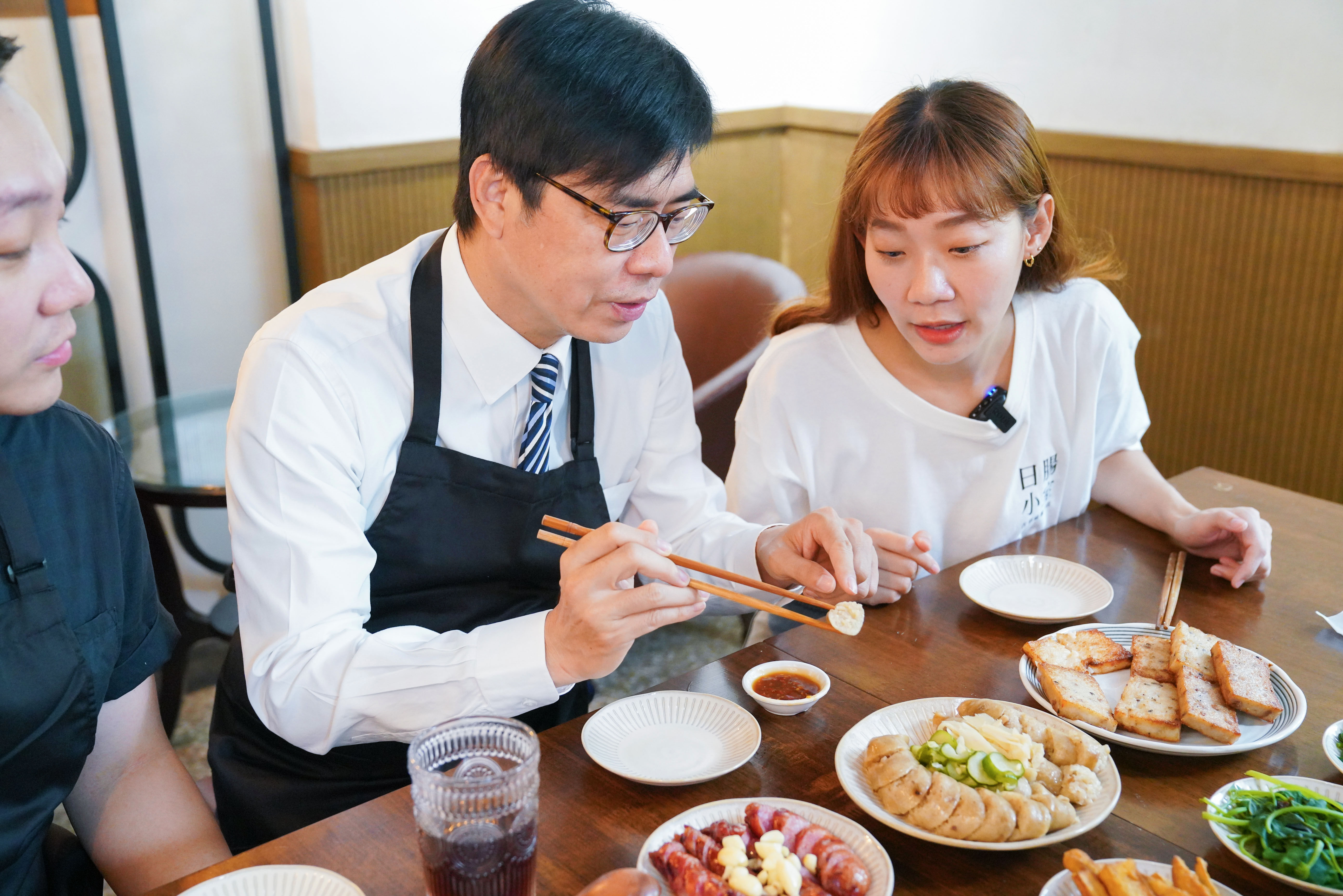 ▲▼陳其邁體驗包肉圓、灌糯米腸，力推傳承4代文青風「巷口美食」。（圖／記者賴文萱翻攝）