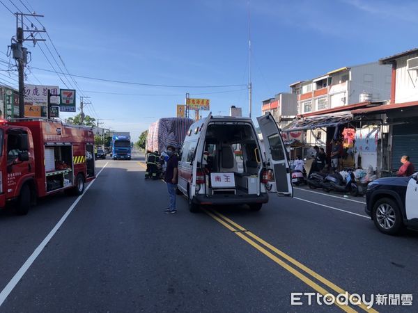 ▲▼大客車追撞前方大貨車，車頭凹陷，車上駕駛連同4名乘客受傷送醫。（圖／台東警分局提供，下同）