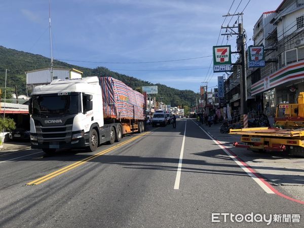 ▲▼大客車追撞前方大貨車，車頭凹陷，車上駕駛連同4名乘客受傷送醫。（圖／台東警分局提供，下同）