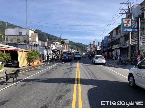 ▲▼大客車追撞前方大貨車，車頭凹陷，車上駕駛連同4名乘客受傷送醫。（圖／台東警分局提供，下同）