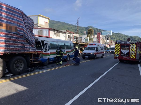 ▲▼大客車追撞前方大貨車，車頭凹陷，車上駕駛連同4名乘客受傷送醫。（圖／台東警分局提供，下同）