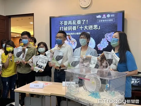 ▲洪孟楷、蔡壁如14日與動保團體及農委會畜牧處寵物管理科科長宋念潔開記者會。（圖／記者蘇晏男攝）