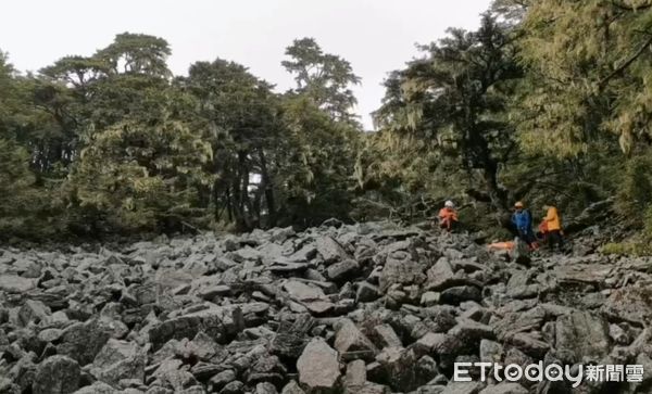 ▲▼法官陳伯均遺體搬至石瀑區。（圖／記者鄧木卿、哈勇嘎奧翻攝）