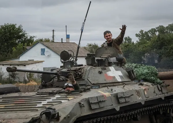 ▲▼烏克蘭在哈爾科夫地區的反攻取得部分進展，烏克蘭軍人13日被拍到乘坐於一輛BMP-2裝步戰車。（圖／路透）