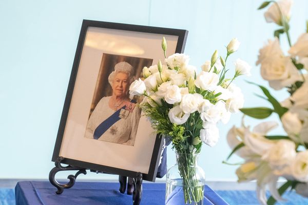 ▲▼立法院長游錫堃14日上午親赴英國在台辦事處，表達對女王誠摯的哀悼之意。（圖／翻攝自游錫堃臉書）