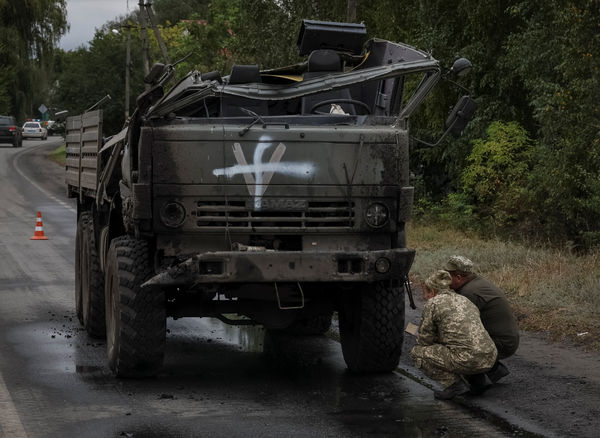 ▲▼烏克蘭軍人13日在哈爾科夫地區檢查一輛受損的俄羅斯軍車。（圖／路透）